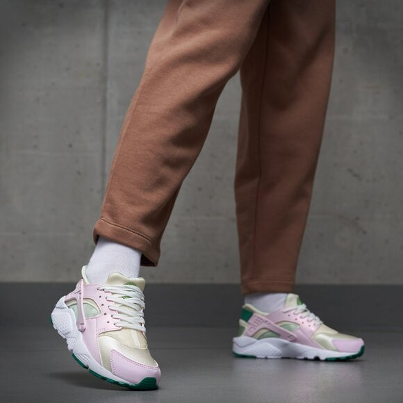 Nike Huarache Run SE (GS) "Strawberry Shortcake". Brand new. Womens Size: 8. - Picture 2 of 8